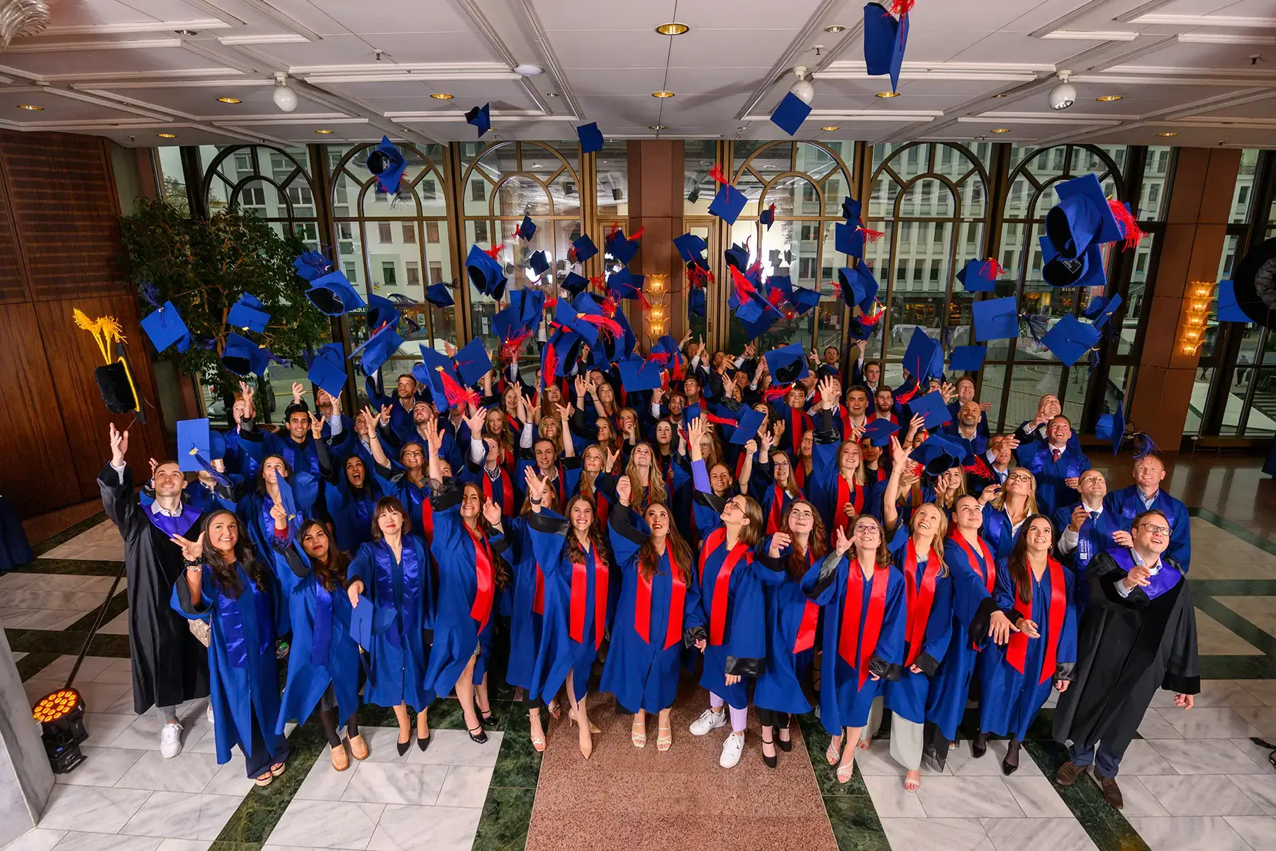 Absolventinnen und Absolventen beim Hutwurf